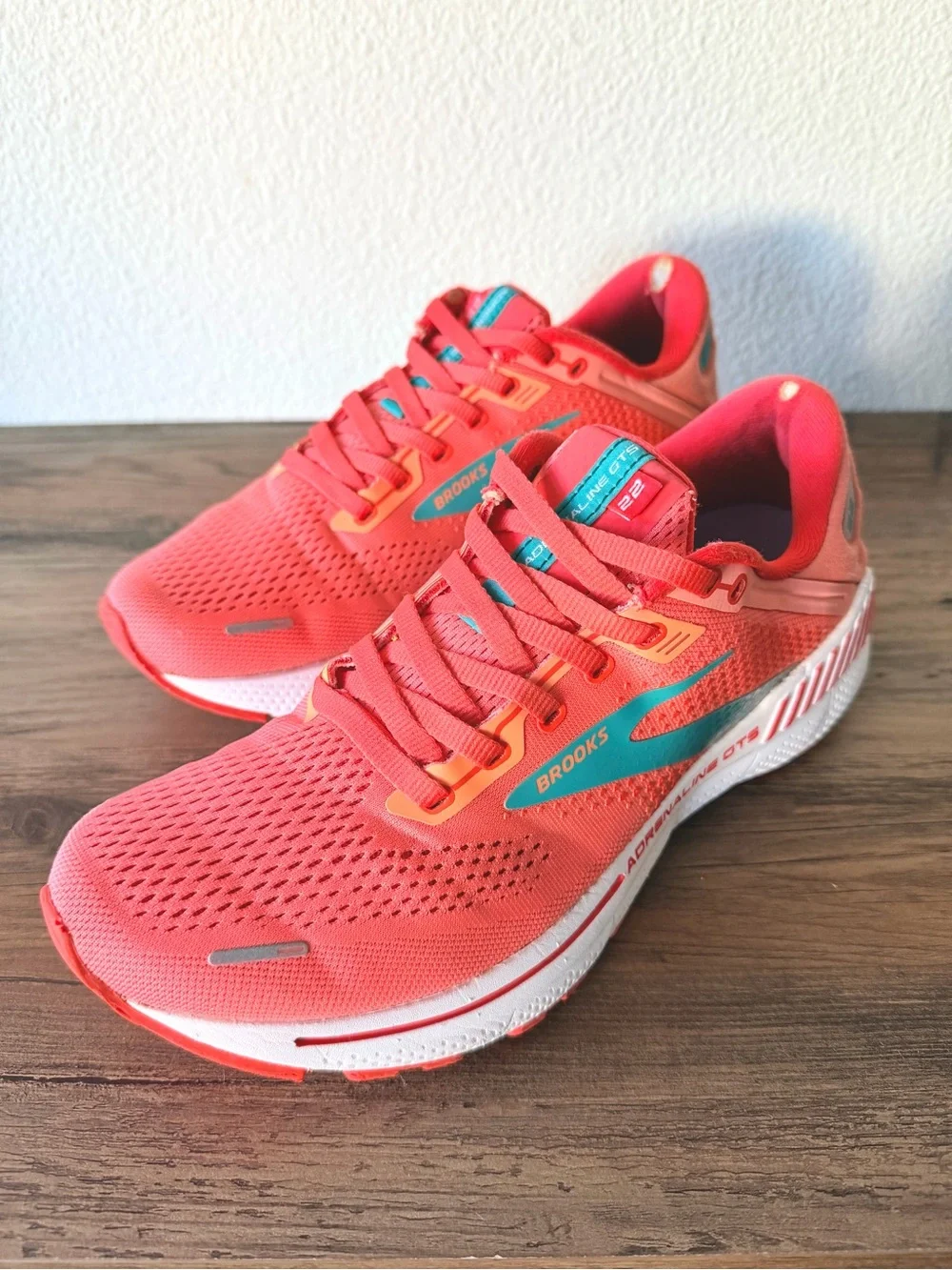 Brooks Womens Adrenaline GTS 22 Coral  LatigoBay Blue / White (Size: 9 Medium-B)